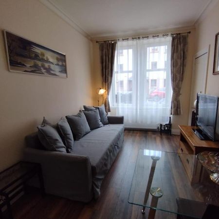 2 Bedrooms Flat Central Edinburgh, Sleeps 6, In The Shadow Of Holyrood Park And Arthur'S Seat With Free Parking, Two Bed Rooms Zewnętrze zdjęcie