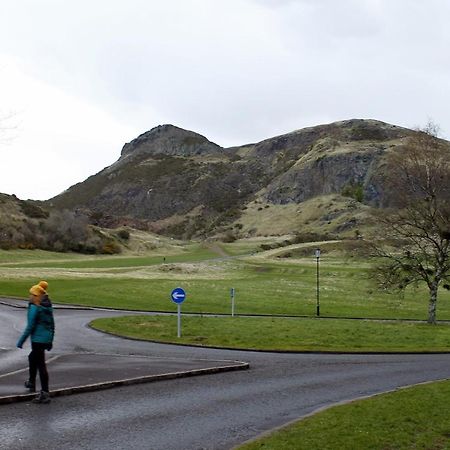 2 Bedrooms Flat Central Edinburgh, Sleeps 6, In The Shadow Of Holyrood Park And Arthur'S Seat With Free Parking, Two Bed Rooms Zewnętrze zdjęcie