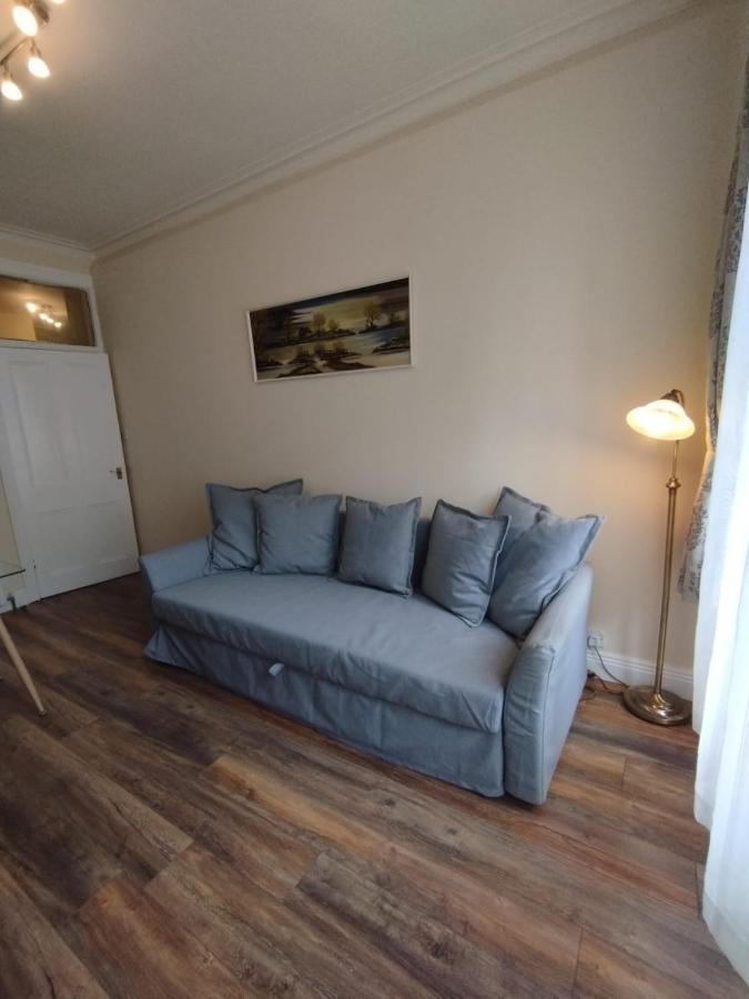 2 Bedrooms Flat Central Edinburgh, Sleeps 6, In The Shadow Of Holyrood Park And Arthur'S Seat With Free Parking, Two Bed Rooms Zewnętrze zdjęcie