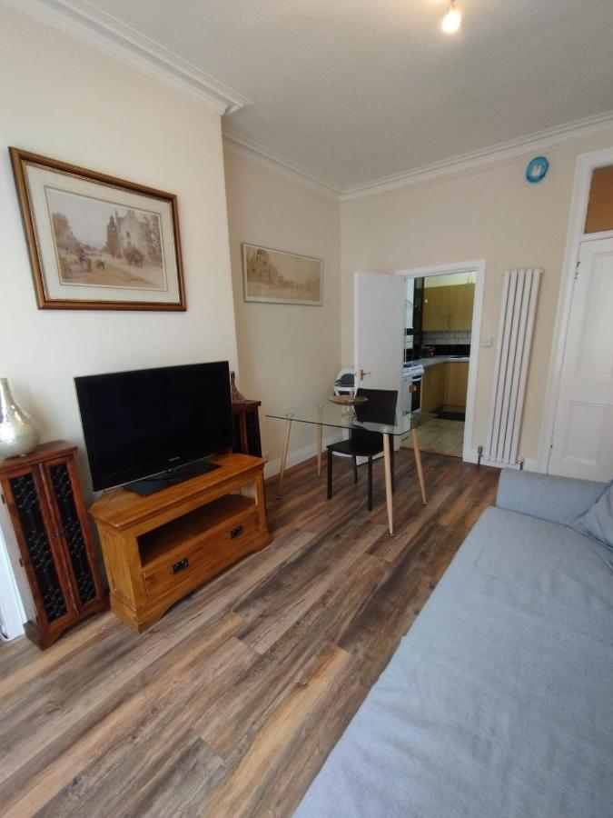 2 Bedrooms Flat Central Edinburgh, Sleeps 6, In The Shadow Of Holyrood Park And Arthur'S Seat With Free Parking, Two Bed Rooms Zewnętrze zdjęcie