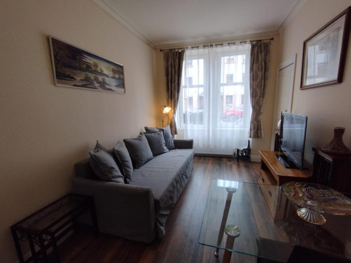 2 Bedrooms Flat Central Edinburgh, Sleeps 6, In The Shadow Of Holyrood Park And Arthur'S Seat With Free Parking, Two Bed Rooms Zewnętrze zdjęcie