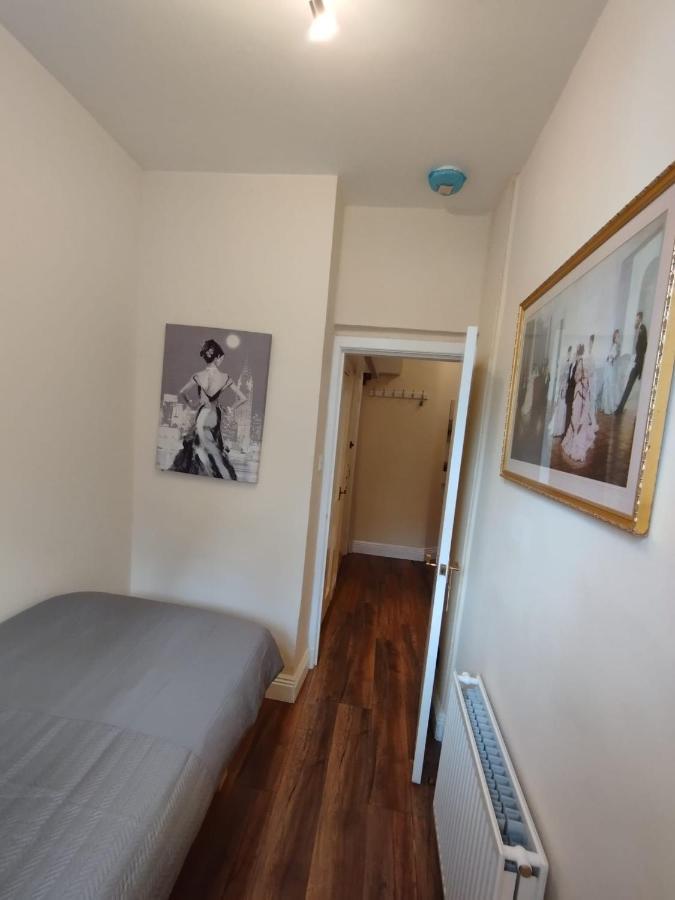 2 Bedrooms Flat Central Edinburgh, Sleeps 6, In The Shadow Of Holyrood Park And Arthur'S Seat With Free Parking, Two Bed Rooms Zewnętrze zdjęcie