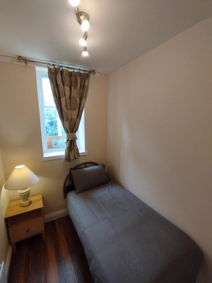 2 Bedrooms Flat Central Edinburgh, Sleeps 6, In The Shadow Of Holyrood Park And Arthur'S Seat With Free Parking, Two Bed Rooms Zewnętrze zdjęcie