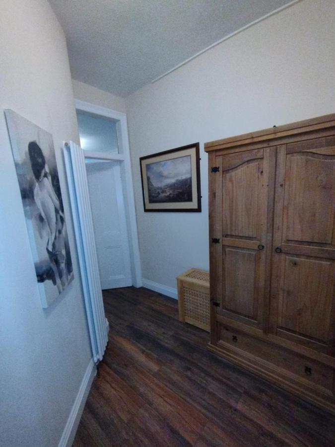 2 Bedrooms Flat Central Edinburgh, Sleeps 6, In The Shadow Of Holyrood Park And Arthur'S Seat With Free Parking, Two Bed Rooms Zewnętrze zdjęcie