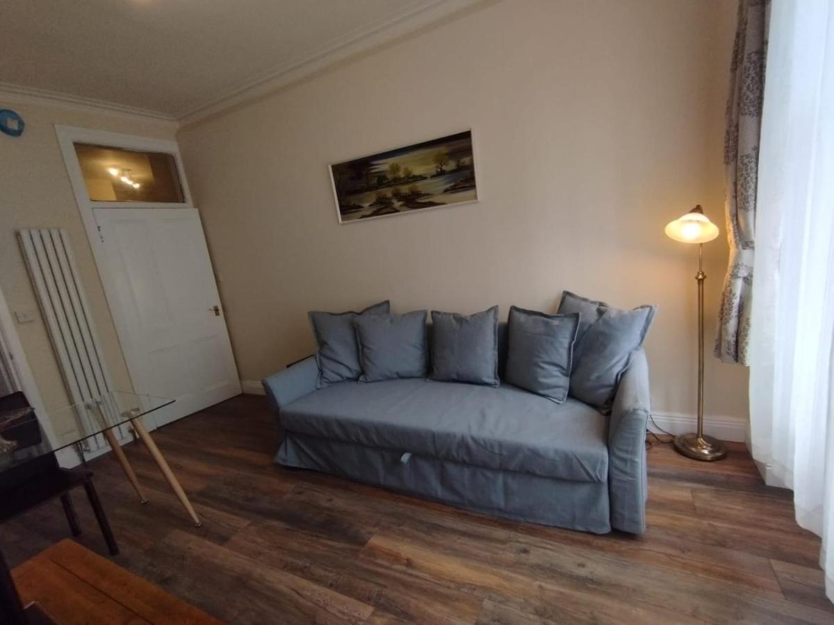 2 Bedrooms Flat Central Edinburgh, Sleeps 6, In The Shadow Of Holyrood Park And Arthur'S Seat With Free Parking, Two Bed Rooms Zewnętrze zdjęcie