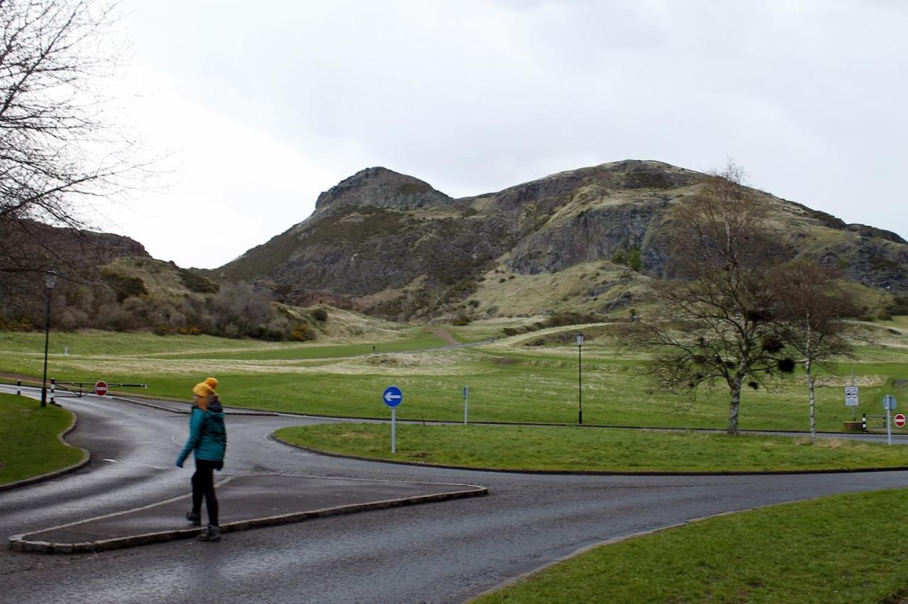 2 Bedrooms Flat Central Edinburgh, Sleeps 6, In The Shadow Of Holyrood Park And Arthur'S Seat With Free Parking, Two Bed Rooms Zewnętrze zdjęcie